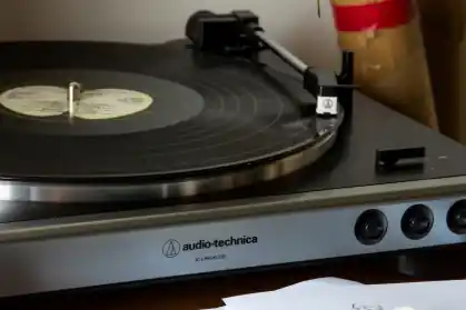 „Gra spokojnie, bez analogowej emfazy” – test gramofonu Audio-Technica AT-LP60XUSB w „Audio” Hit cenowy