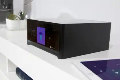 „Kawał solidnego dźwięku w eleganckiej formie” – test NAD M10 V2 na audiostereo.pl Ograniczona ilość